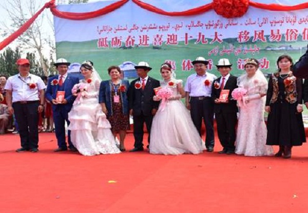 图为领导上台为新人证婚