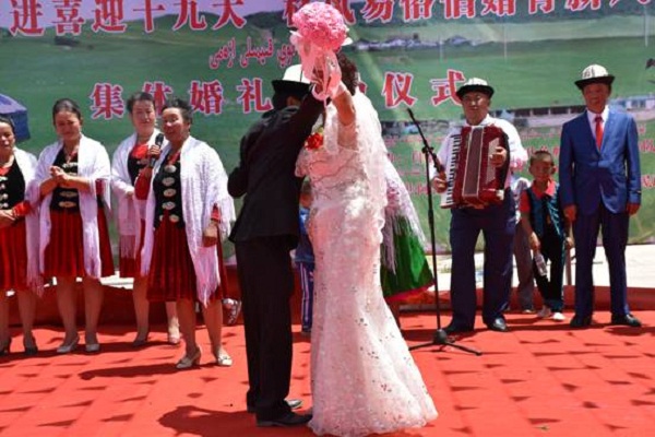 图为在长辈祝福中拥抱
